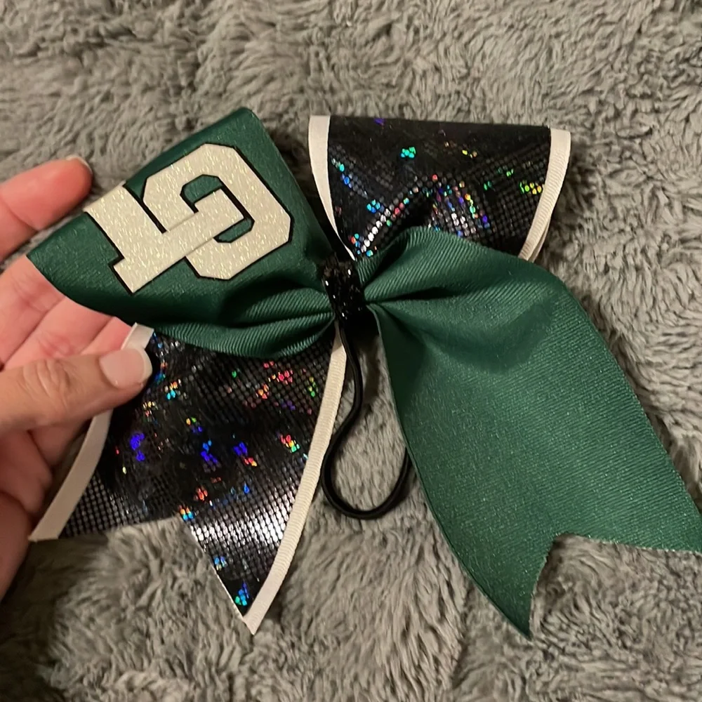 Bundle of 7 green and white cheer bows